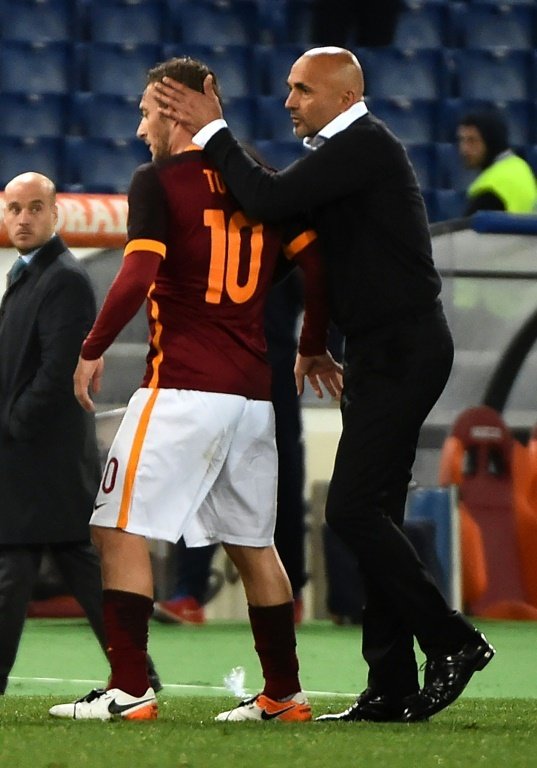 Roma's forward Francesco Totti is congratulated by coach Luciano Spalletti. BeSoccer