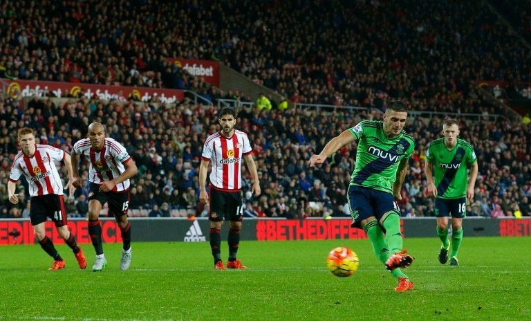 Southamptons midfielder Dusan Tadic (2nd R) scores the opening goal from the penalty spot during the English Premier League football match between Sunderland and Southampton in Sunderland, England on November 7, 2015