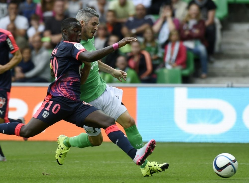 Saint-Etiennes French midfielder Fabien Lemoine (R) vies for the ball with Bordeauxs French forward Henri Saivet (L) during the French L1 football match on August 15, 2015 in Saint-Etienne, central France