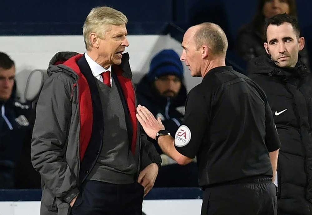 Wenger explotó ante Mike Dean. AFP