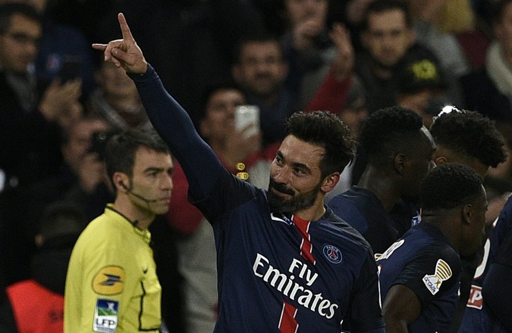 Paris Saint-Germains midfielder Ezequiel Lavezzi, seen on January 27, 2016 in Paris, may be offered a deal worth 10 million euros a year by Chinese club Shanghai Greenland Shenhua
