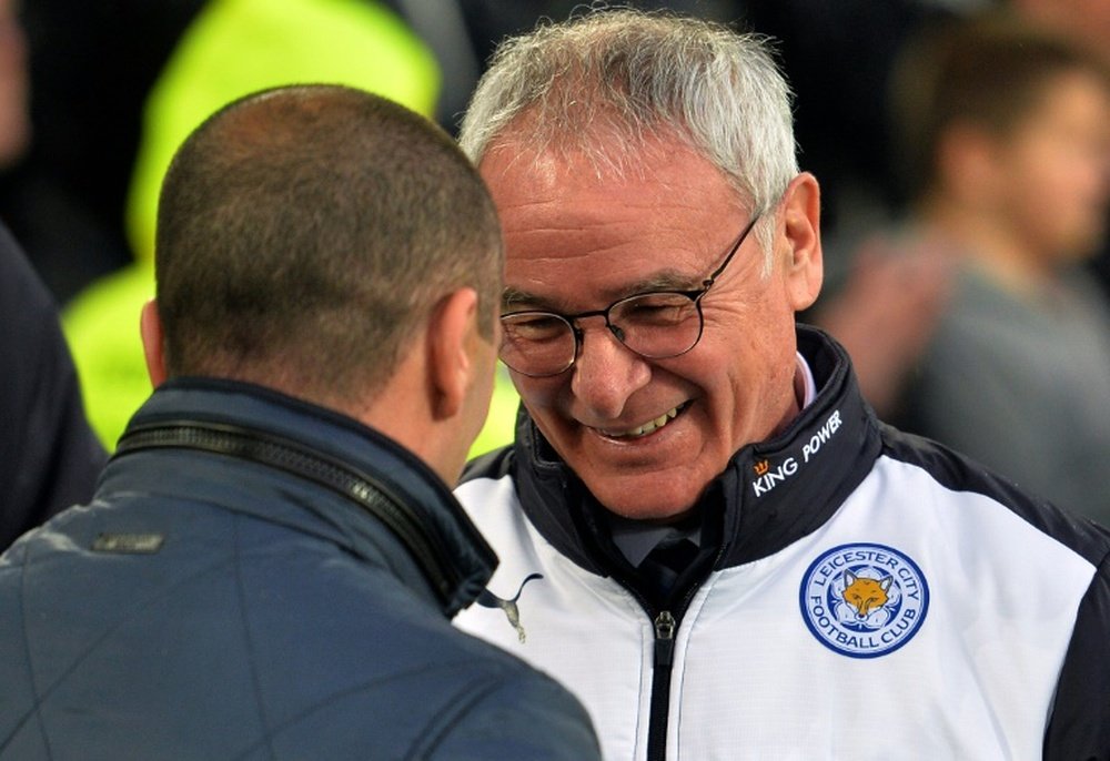 Ranieri saluda a Roberto Martínez, de espaldas, en un duelo entre Leicester y Everton. AFP