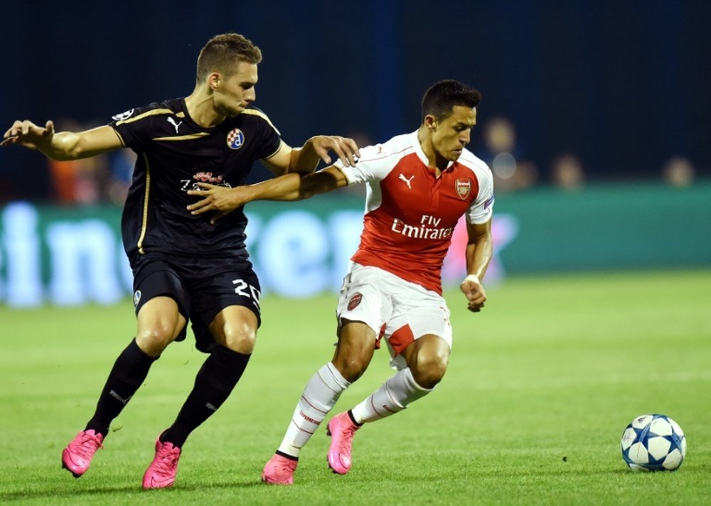 Dinamo's Forward Marko Pjaca (L) challenges Alexis Sanchez of Arsenal. BeSoccer