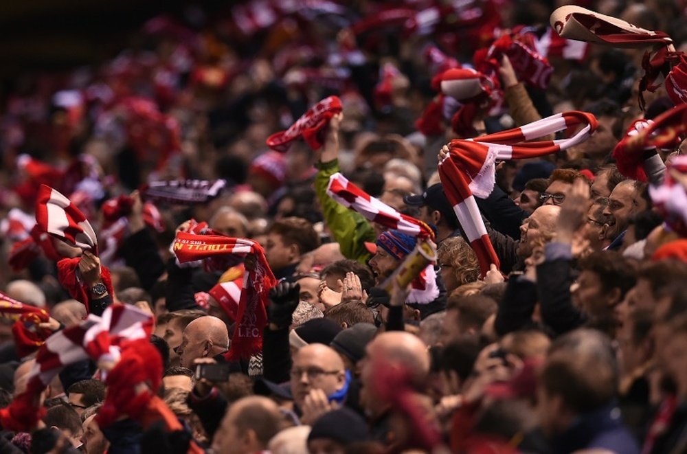 La afición del Liverpool tendrá que mudarse de estadio este verano. AFP