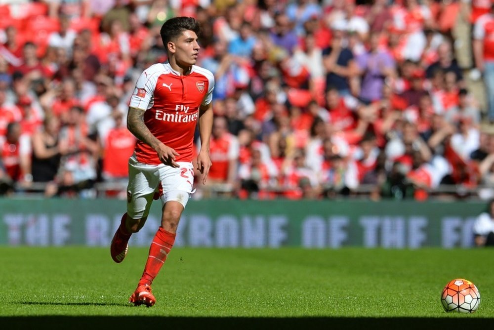 Arsenal's Spanish defender Hector Bellerin runs with the ball during the FA Community Shield football match between Arsenal and Chelsea at Wembley Stadium in north London on August 2, 2015