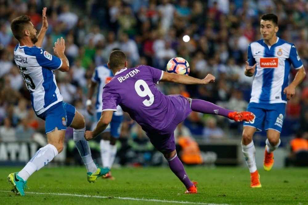 Real Madrids forward Karim Benzema (C) kicks the ball during a Spanish league football match against RCD Espanyol in Cornella de Llobregat on September 18, 2016