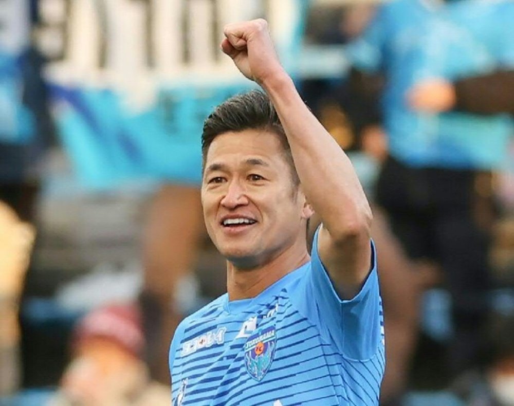 Japonês de 54 anos renova com o Yokohama por mais uma temporada. AFP