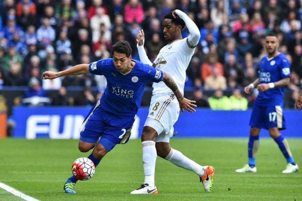 Leicester Citys striker Leonardo Ulloa (L) rounds Swansea Citys Dutch midfielder Leroy Fer. BeSoccer