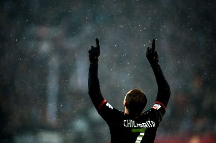 Chicharito scores twice in Leverkusen victory