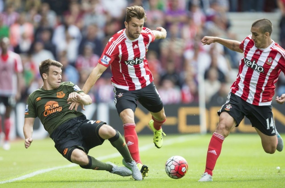 Southamptons Jay Rodriguez and Oriol Romeu (R) team up to make a break against Everton during their English Premier League match at St Marys Stadium on August 15, 2015