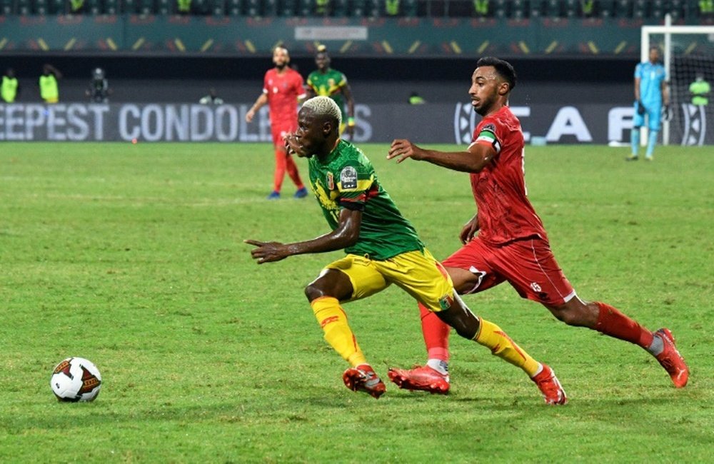 Akapo (d) es el capitán de la Selección de Guinea Ecuatorial. AFP/Archivo