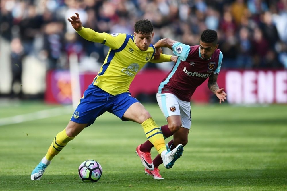 Evertons Ross Barkley (L) fights for the ball with West Ham Uniteds Manuel Lanzini