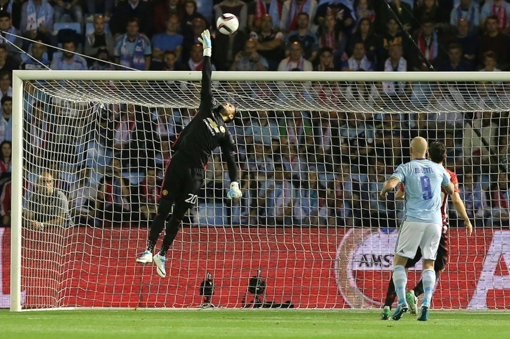 Romero ya tiene permiso para negociar su salida del United. AFP