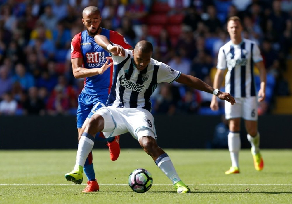 Crystal Palace midfielder Andros Townsend (L) vies with Salomon Rondon. AFP