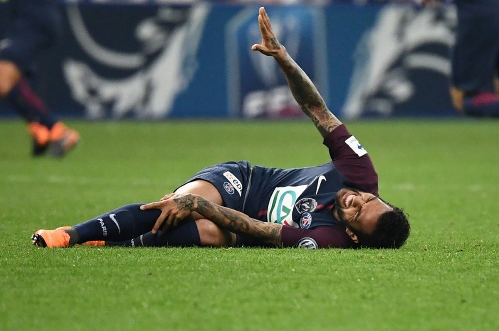 Alves, operado de su rodilla. AFP