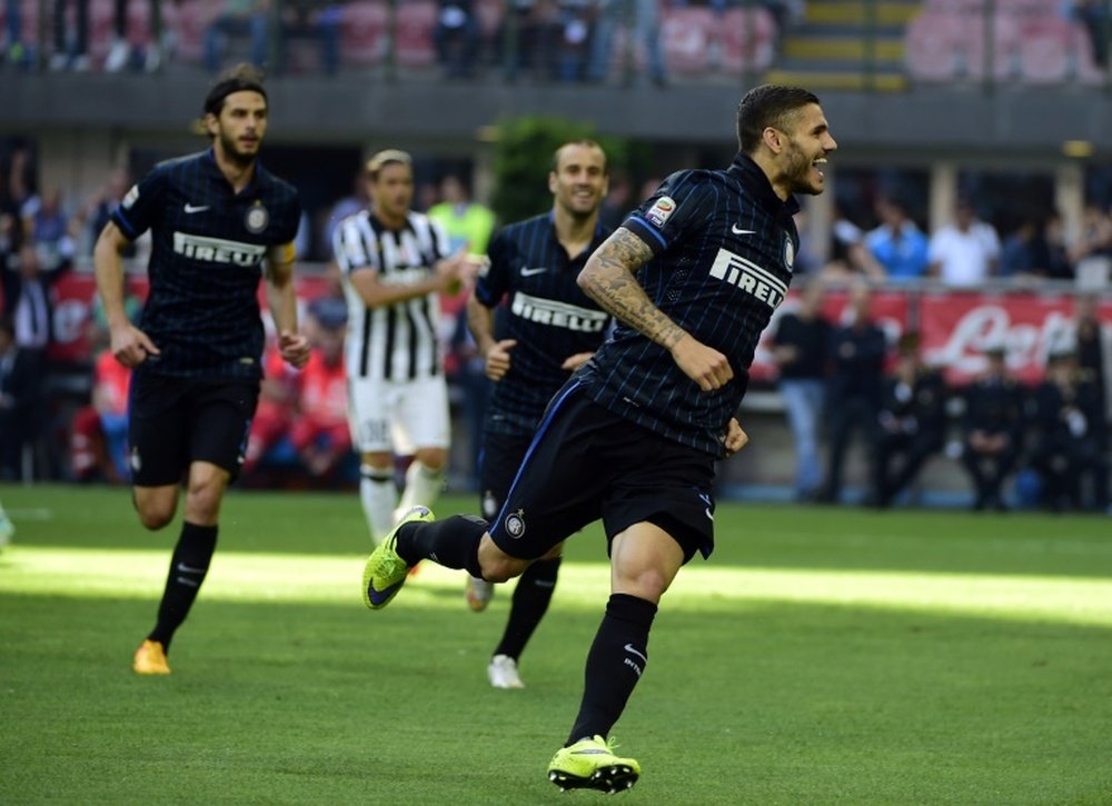 Inter Milans forward Mauro Icardi (R) celebrates after scoring on May 16, 2015 at the San Siro Stadium stadium in Milan