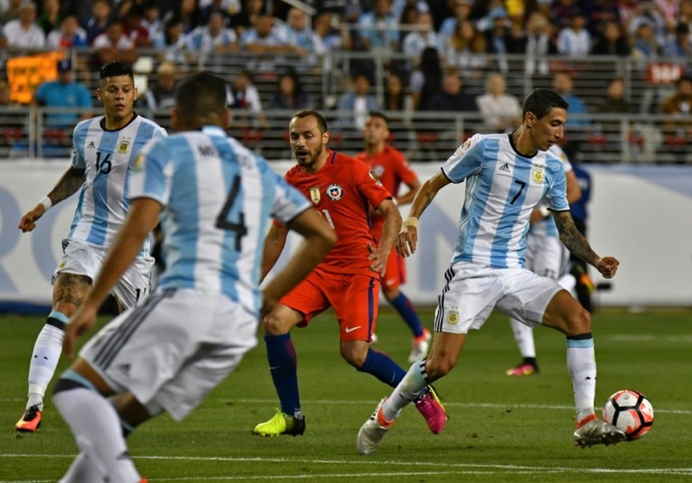 Argentina no necesitó mucho para vencer a una combativa Chile. AFP