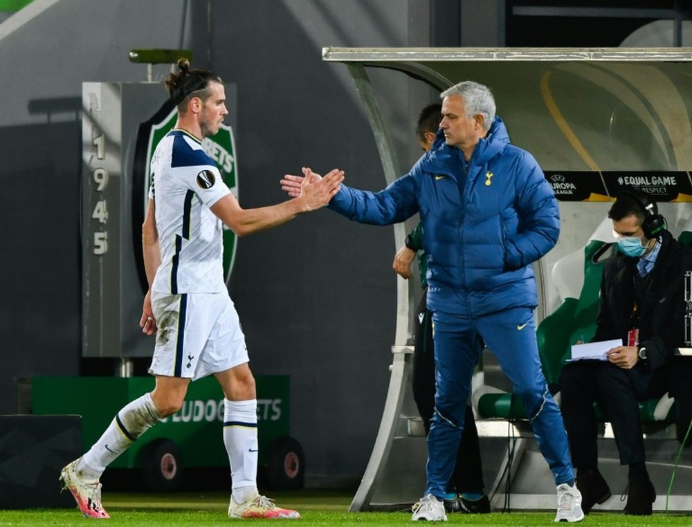 Mourinho secoue Gareth Bale. afp