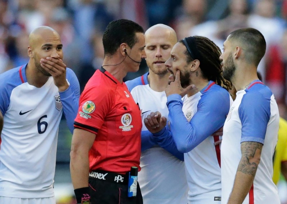 Colombian referee Wilmar Roldan expels USAs Jermaine Jones (2-R) during the Copa America Centenario football tournament quarterfinal match against Ecuador, in Seattle, Washington on June 16, 2016