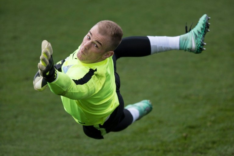 Manchester Citys goalkeeper Joe Hart takes part in a team training session at in Manchester, England on April 5, 2016
