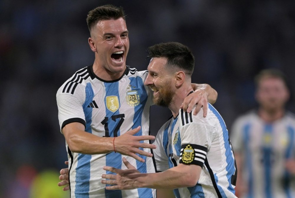 Lo Celso celebra con Messi el gol 100 de este con la selección argentina, tras asistencia del ex bético.- Efe