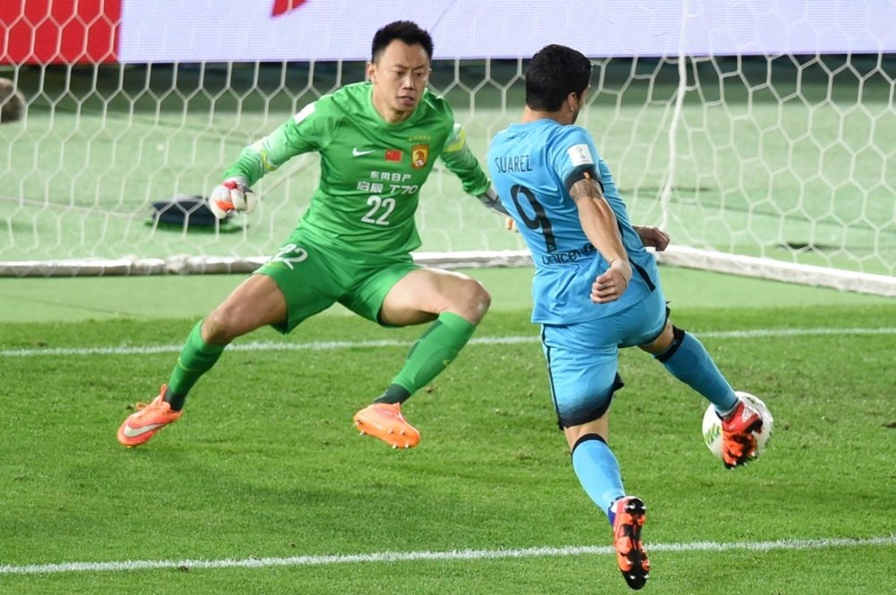 Luis Suarez marca el primer gol ante el Guangzhou. AFP