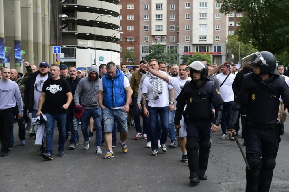 Los aficionados del Legia lamentan la carga policial que sufrieron en el Bernabéu. AFP