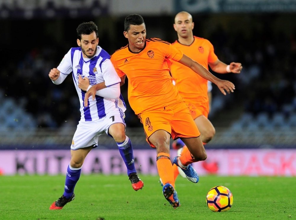 Aderlan Santos tiene los días contados en Mestalla. AFP/Archivo