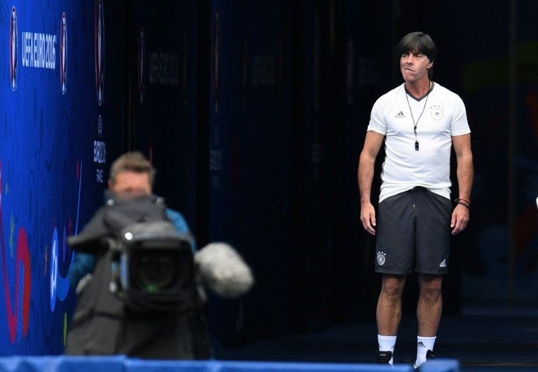 Germanys head coach Joachim Loew attends a training session at Stade de France. BeSoccer