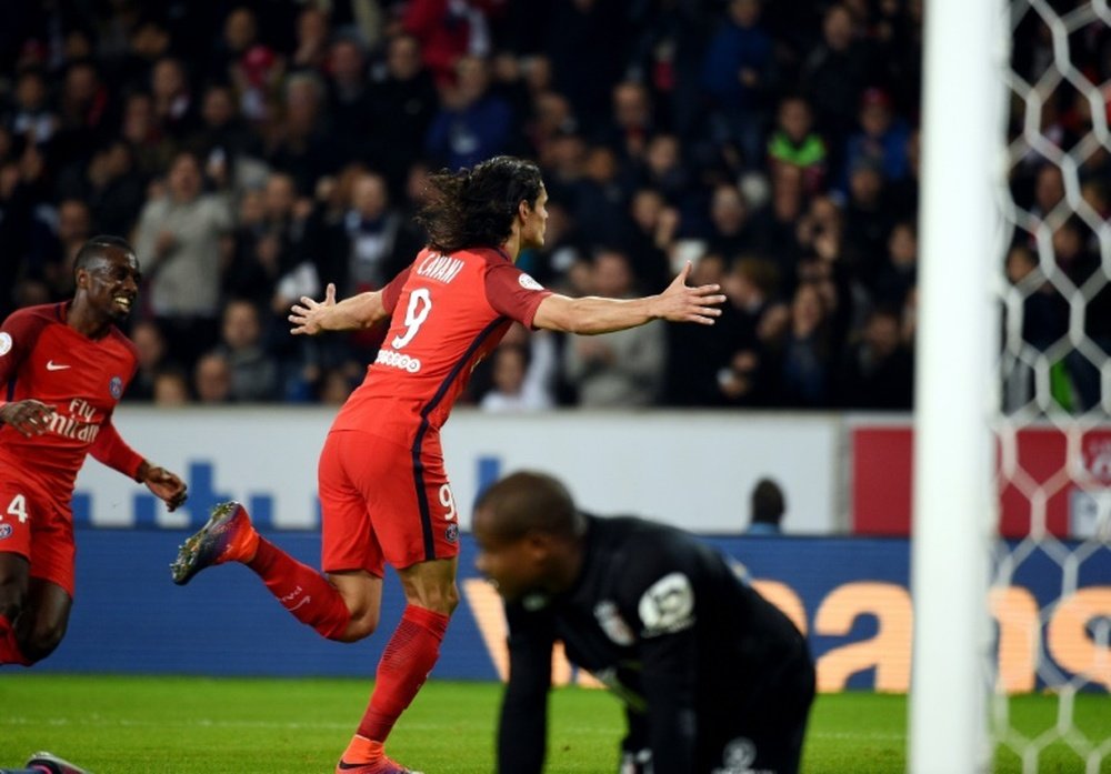 Paris Saint-Germains Uruguayan forward Edinson Cavani jubilates after scoring during the French L1 football match between Lille and Paris on October 28, 2016 at the Pierre Mauroy stadium in Lille, northern France