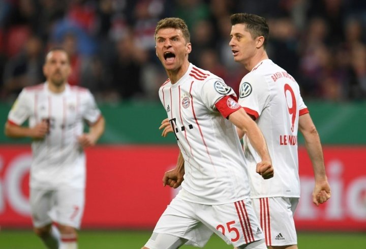 Muller shines as Bayern cruise to cup final