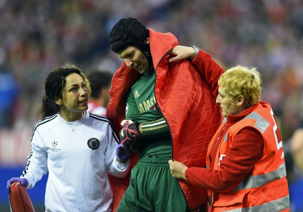Chelseas Czech goalkeeper Petr Cech (C) leaves the pitch accompanied by team doctor Eva Carneiro after being injured during a match in Madrid on April 22, 2014