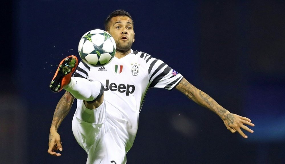 Dani Alves sigue enamorando a la afición de la Juventus con grandes partidos. AFP