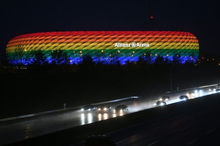 Depois da braçadeira de Neuer, UEFA proíbe iluminação em Munique com cores do arco-íris