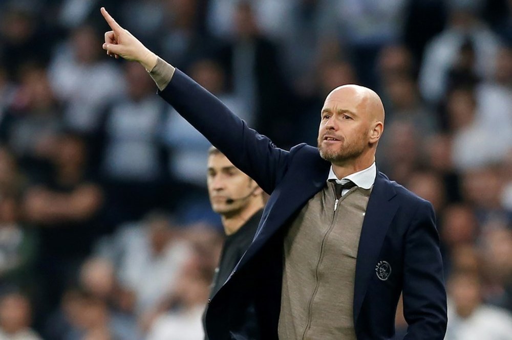 Ten Hag foi escolhido melhor treinador da temporada. AFP