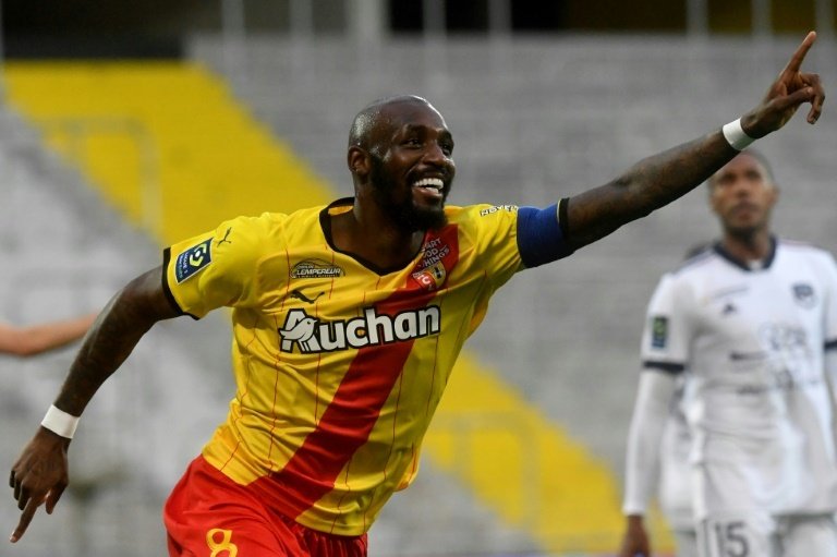 Según 'L'Équipe', el Stade Rennais negocia el fichaje de Seko Fofana. El centrocampista, que destacó en el Lens de Champions, no ha tenido una buena experiencia en Al-Nassr y Al-Ettifaq y podría regresar a la Ligue 1 este mismo mes de enero.