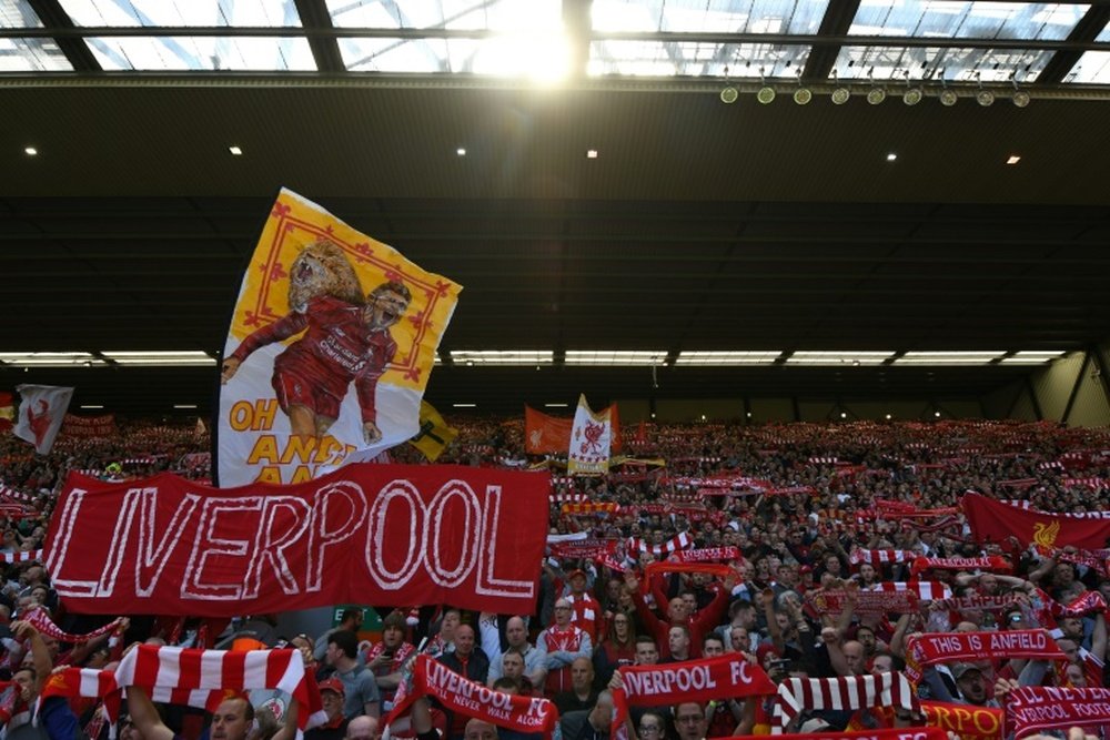Varios aficionados del Liverpool volvieron a casa vía Italia. AFP/Archivo