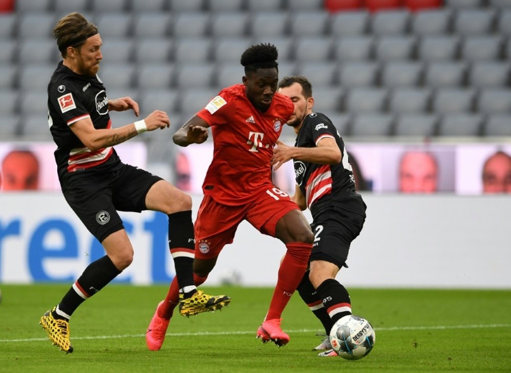 Davies volvió a impresionar ante el Fortuna Düsseldorf. AFP