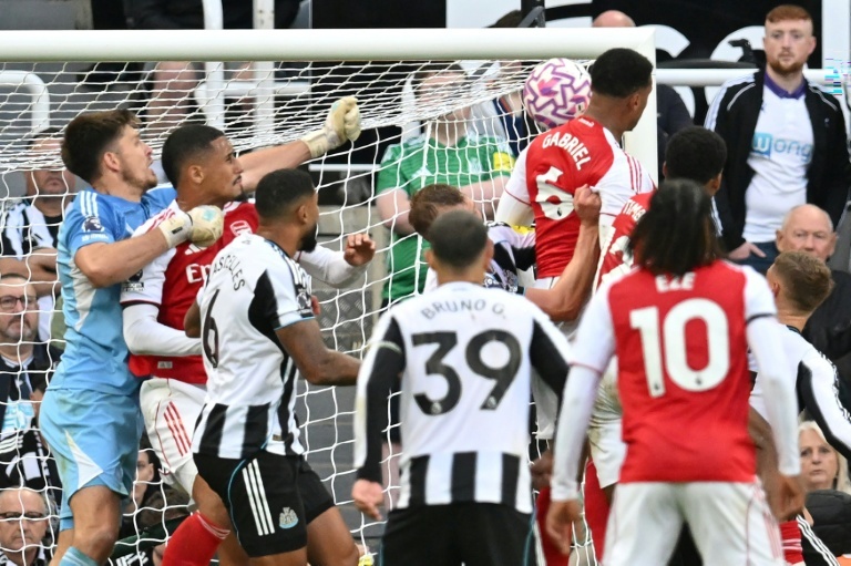 Arsenal strike late to beat Newcastle, close in on Liverpool