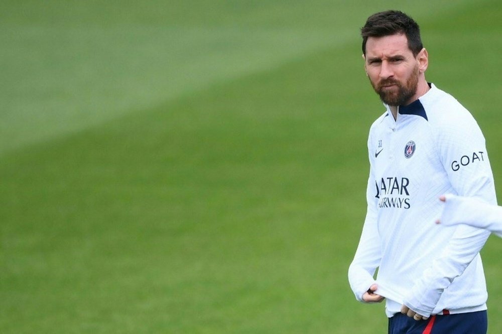 Fahad Bin Saad Bin Nafel despejó los balones sobre Leo Messi. AFP