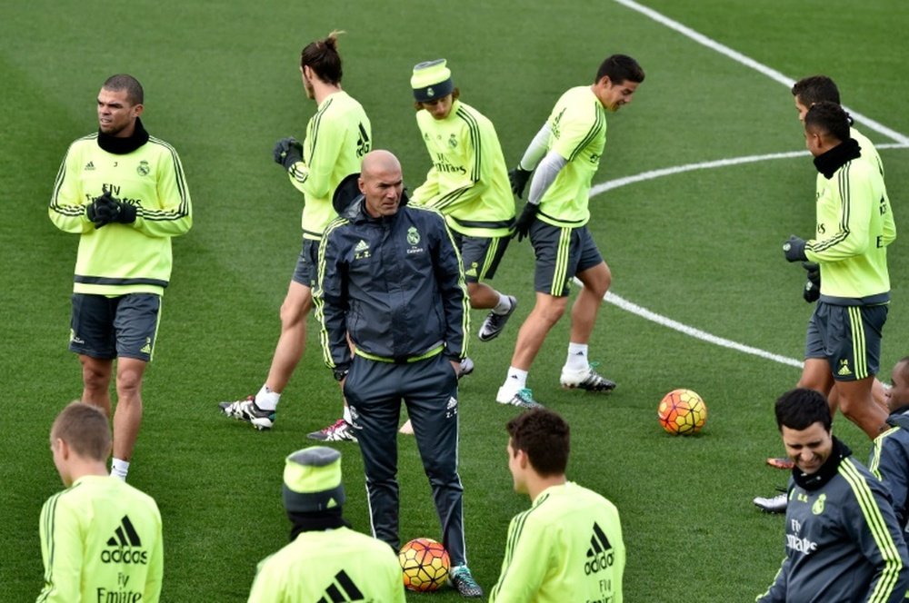 Real Madrids new French coach Zinedine Zidane (C) looks at his players during a training session at the Valdebebas training ground in Madrid on January 8, 2016