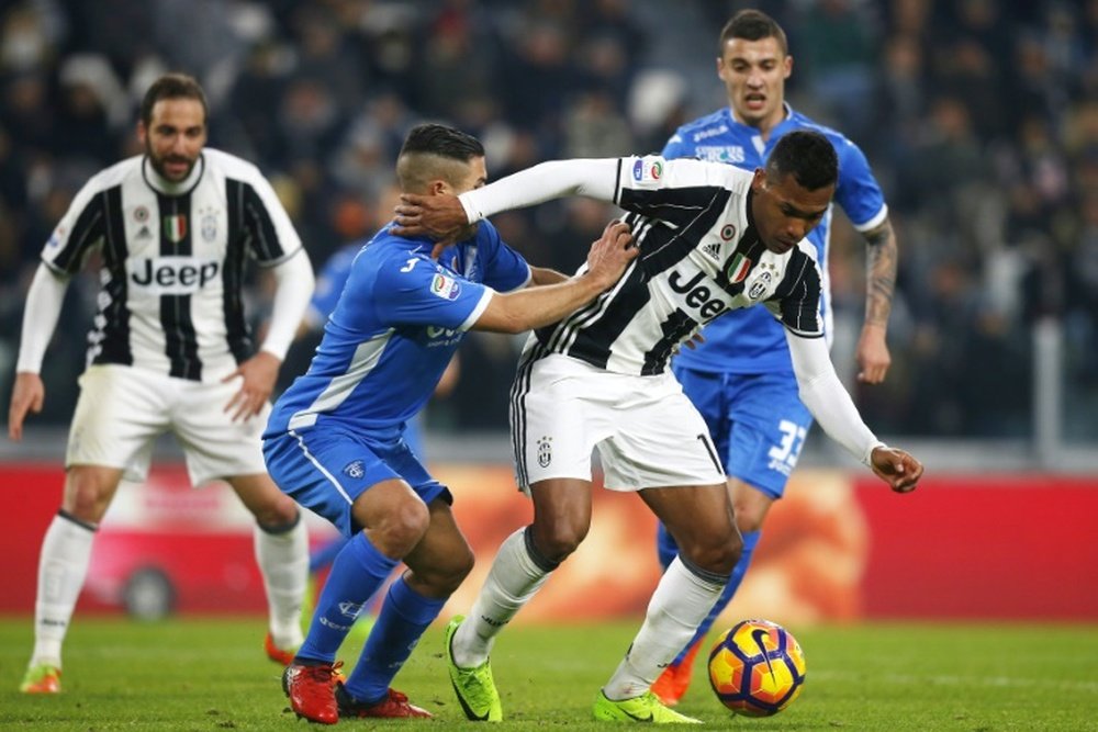 Londrinos vão tentar a contratação de Alex Sandro. AFP