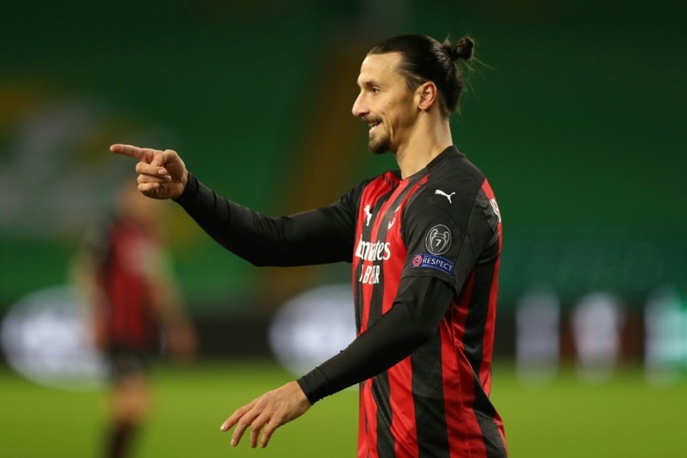 Ibra fa un regalo ai compagni. AFP