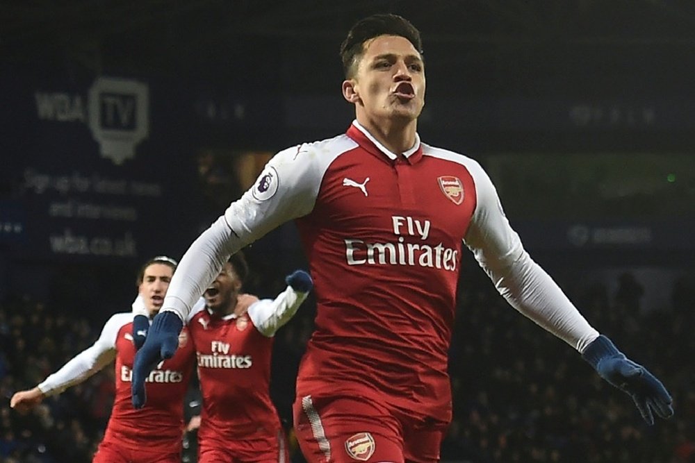 Alexis cambiará el Arsenal por el United. AFP