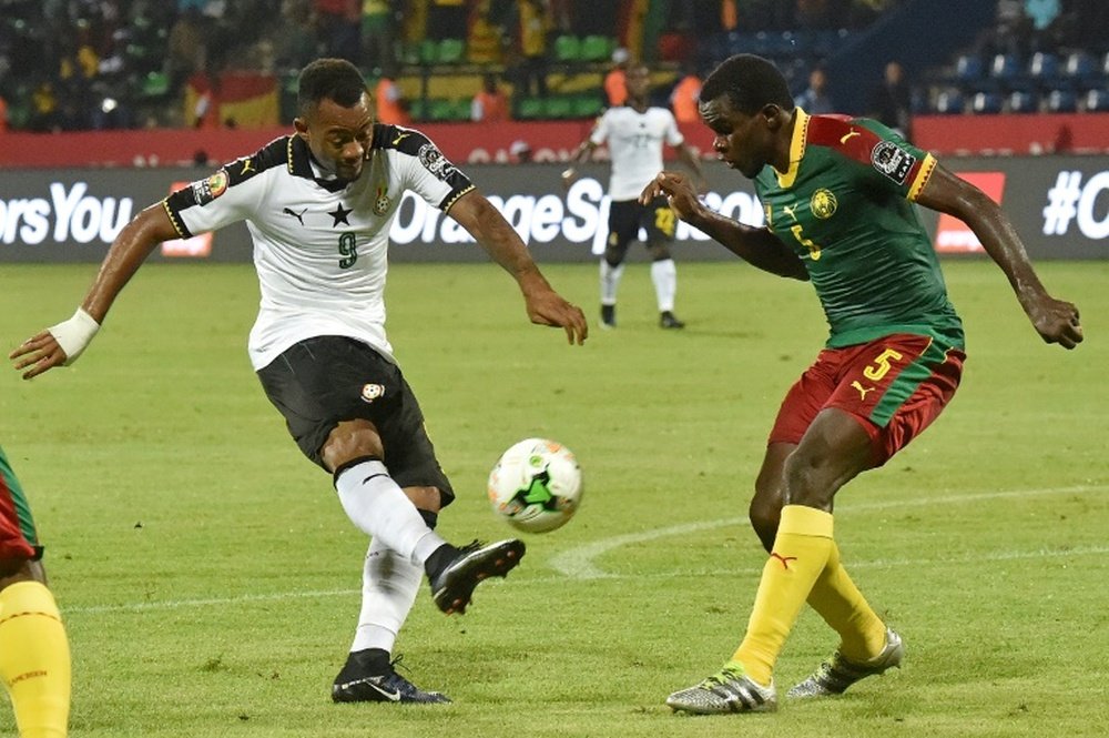 Ghanas forward Jordan Ayew (L) challenges Cameroons defender Michael Ngadeu-Ngadjui