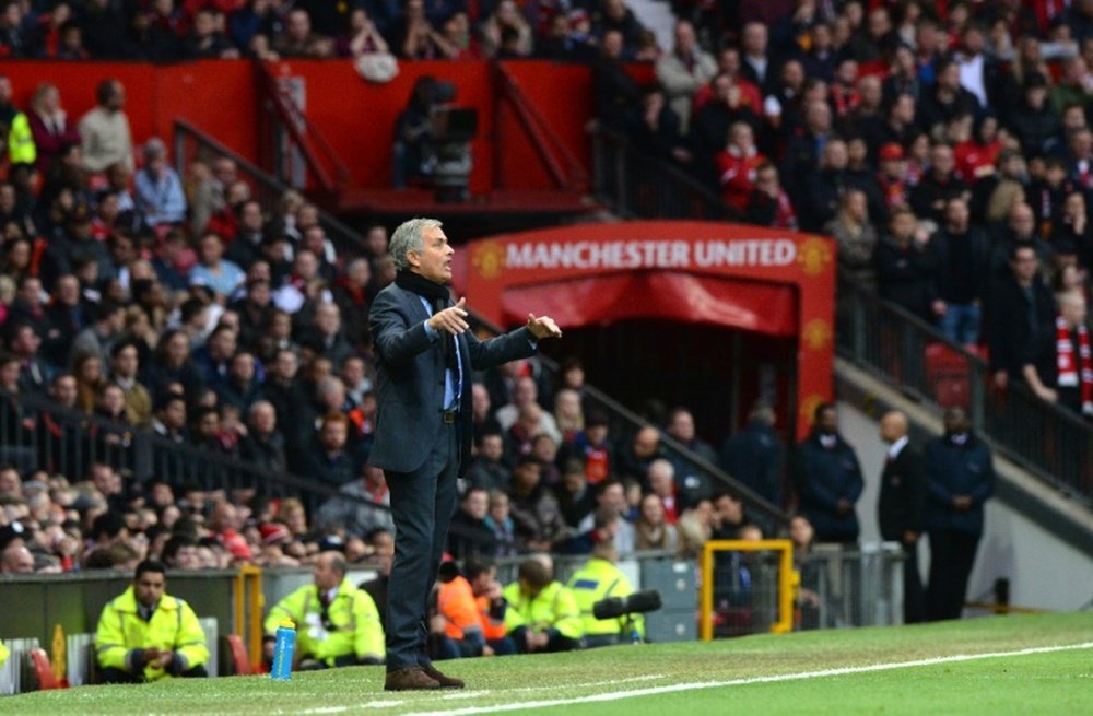 Mourinho no fue bien recibido por la afición del United hace unos años. AFP