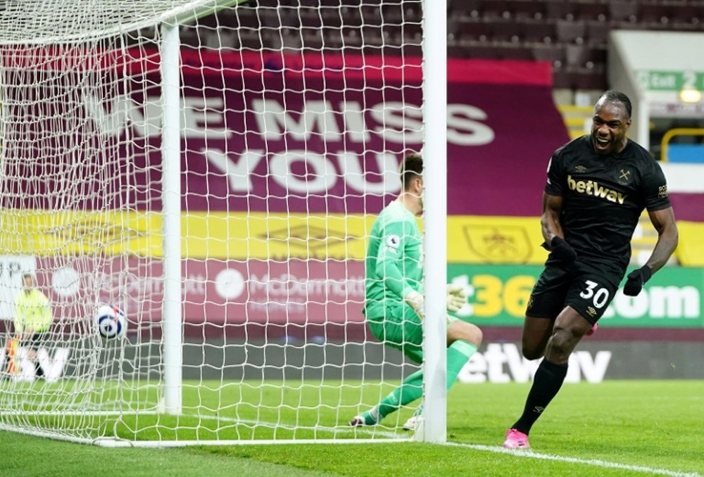El Wets Ham venció 1-2 al Burnley. AFP