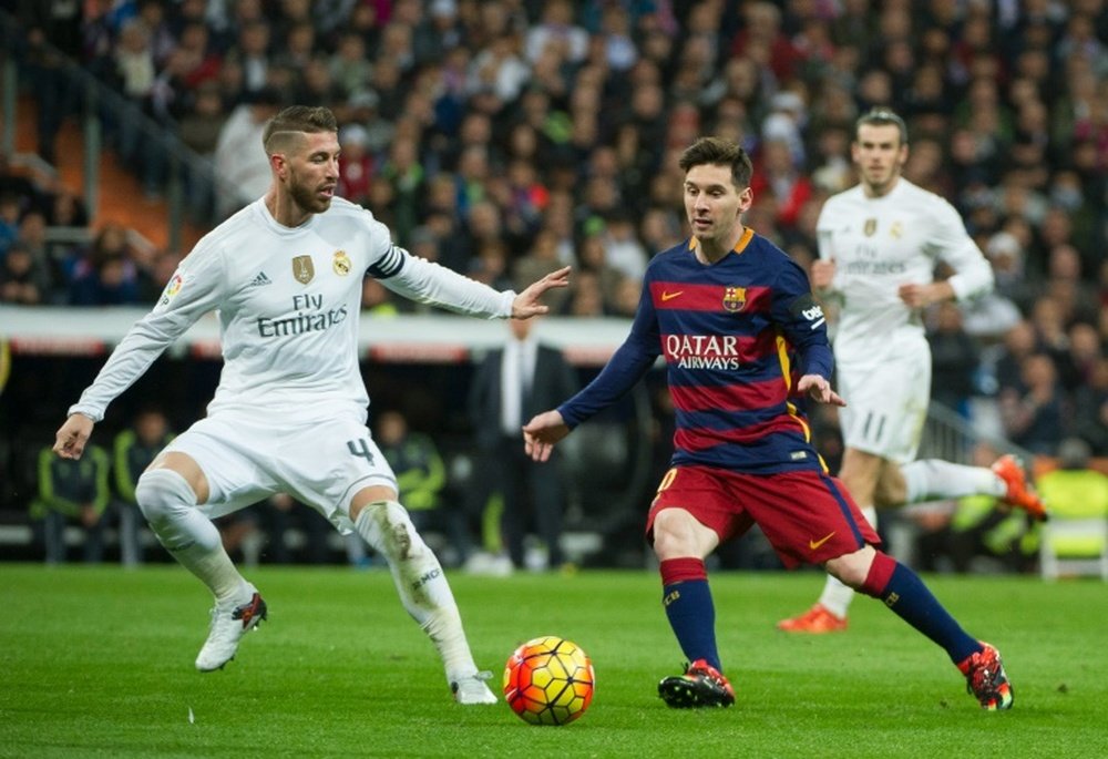 Real Madrid's defender Sergio Ramos vies with Barcelona's Argentinian forward Lionel Messi. BeSoccer
