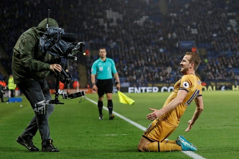 Tottenham Hotspurs Harry Kane (R) celebrates scoring his third goal