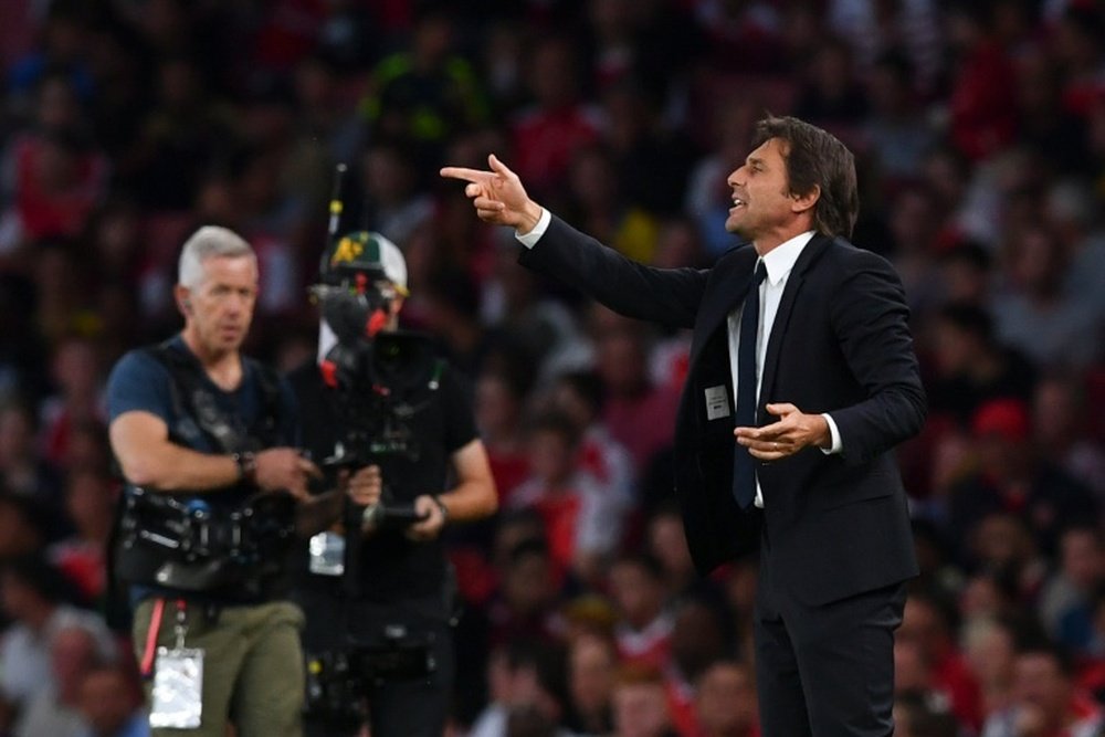 Conte gestures to his team in vain as Chelsea lose 3-0 to the Gunners. AFP